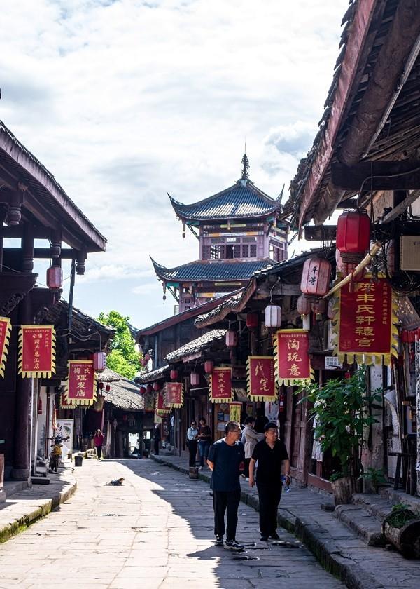 逃离无人的学校